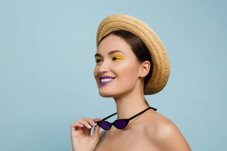 Uma mulher com maquiagem para o verão