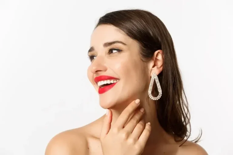 Um mulher usando um lindo brinco. Ilustra o artigo sobre os 5 brincos femininos para arrasar